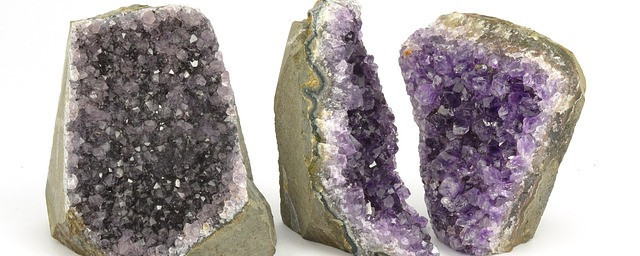 Rocks with quartz inside